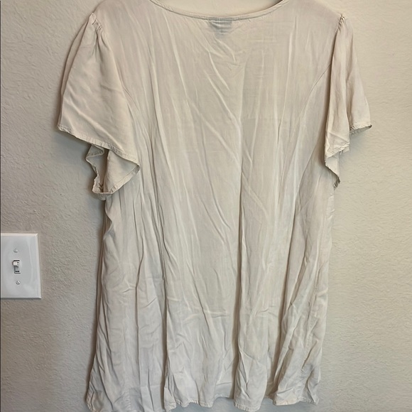 Torrid Tan and Cream Flutter Sleeve Blouse - Picture 3 of 5